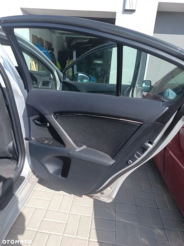 Toyota Avensis 2.0 D-4D - 16