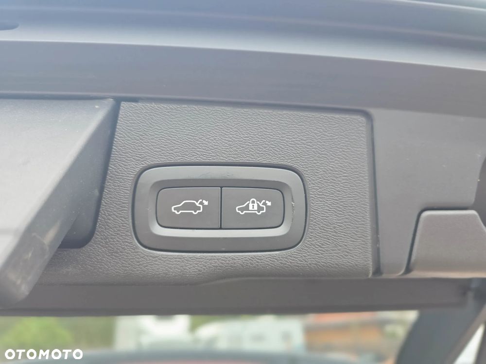 Volvo XC 60 B4 D AWD Plus Dark - 20