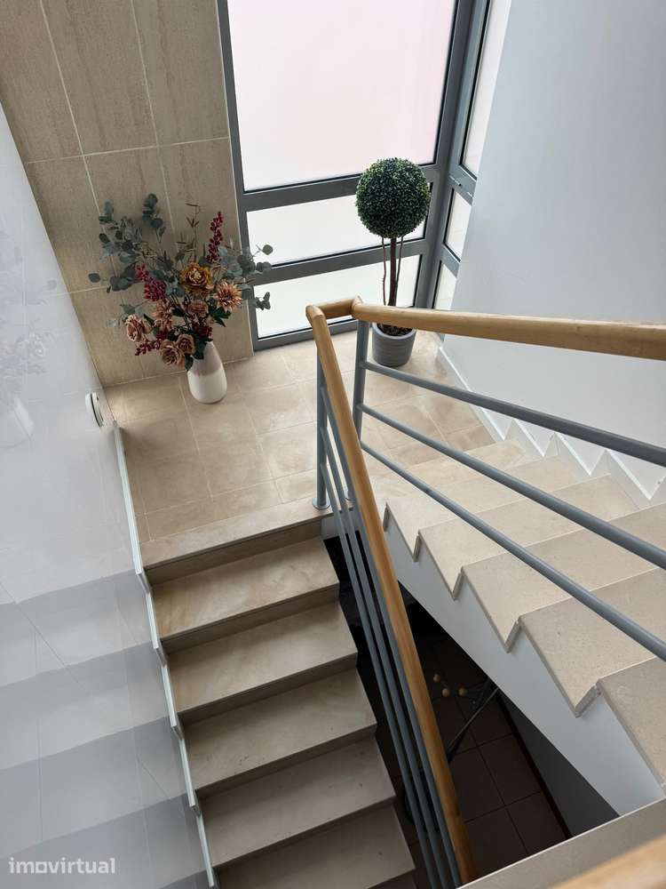 Apartamento T4 com 3 casas de banho e garagem - Grande imagem: 2/16
