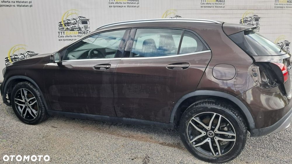 Mercedes-Benz GLA - 21