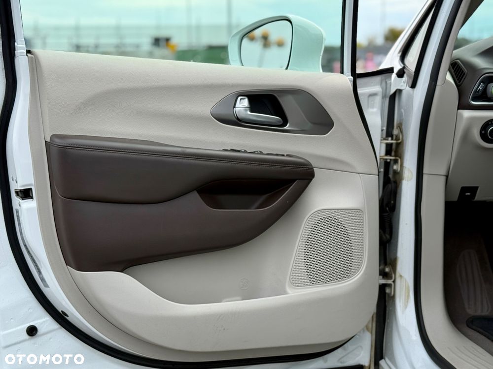 Chrysler Pacifica - 5