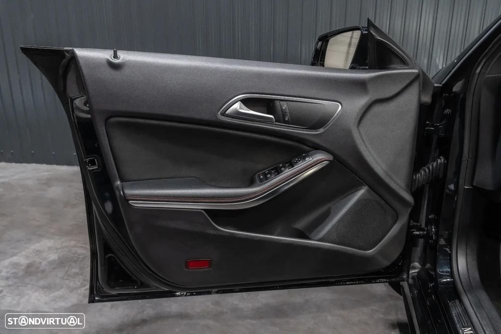 Mercedes-Benz CLA 200 d Shooting Brake AMG Line - 19