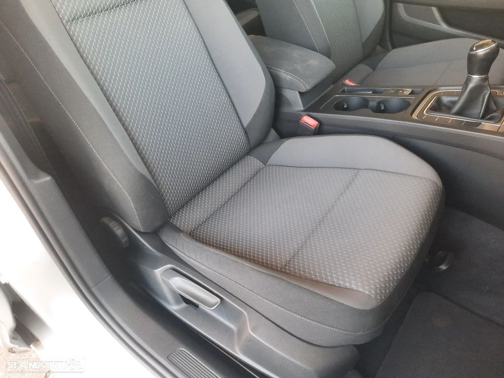 VW Passat 1.6 TDI BlueMotion - 37