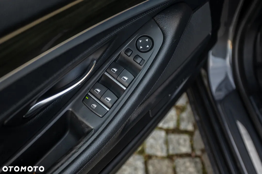 BMW Seria 5 530d xDrive - 28