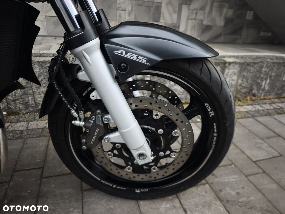 Suzuki GSR - 5
