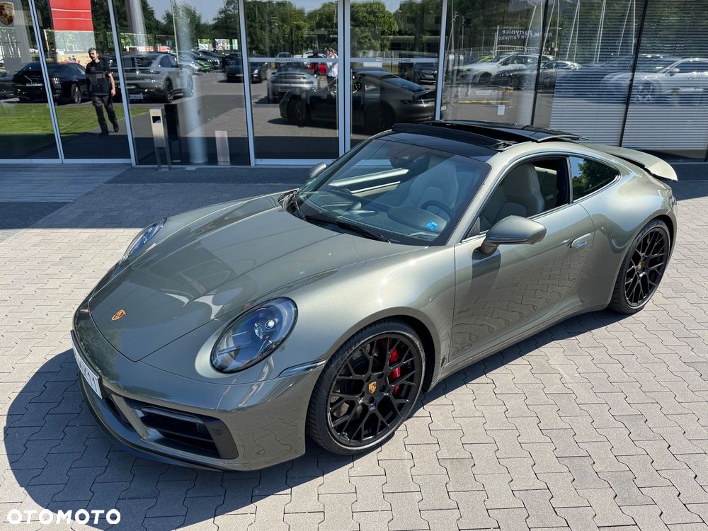 Porsche 911 Carrera 4 GTS - 12