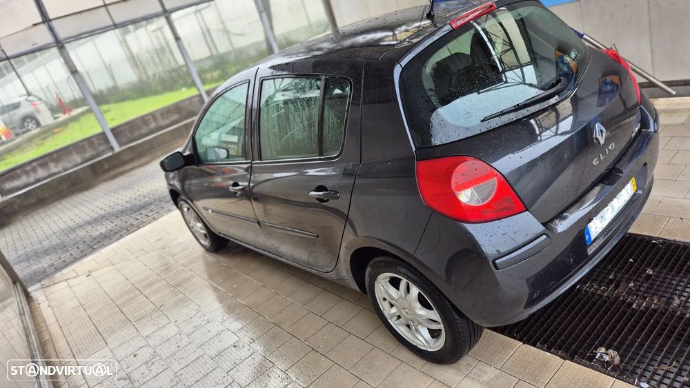 Renault Clio 1.2 16V Confort Authentique - 2