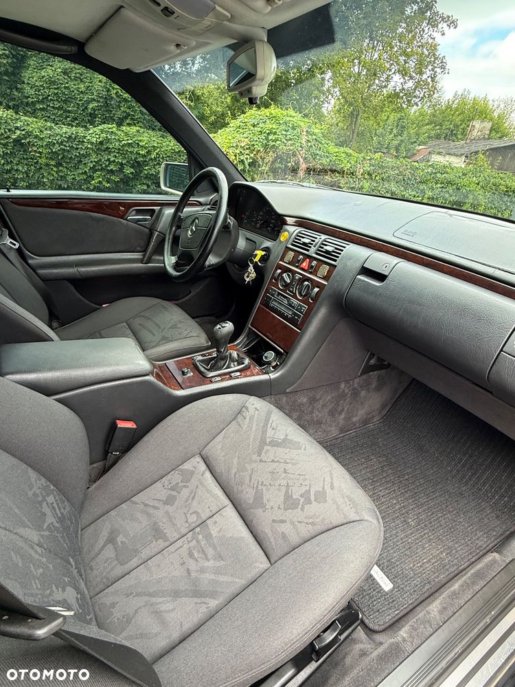 Mercedes-Benz Klasa E 230 Classic - 7