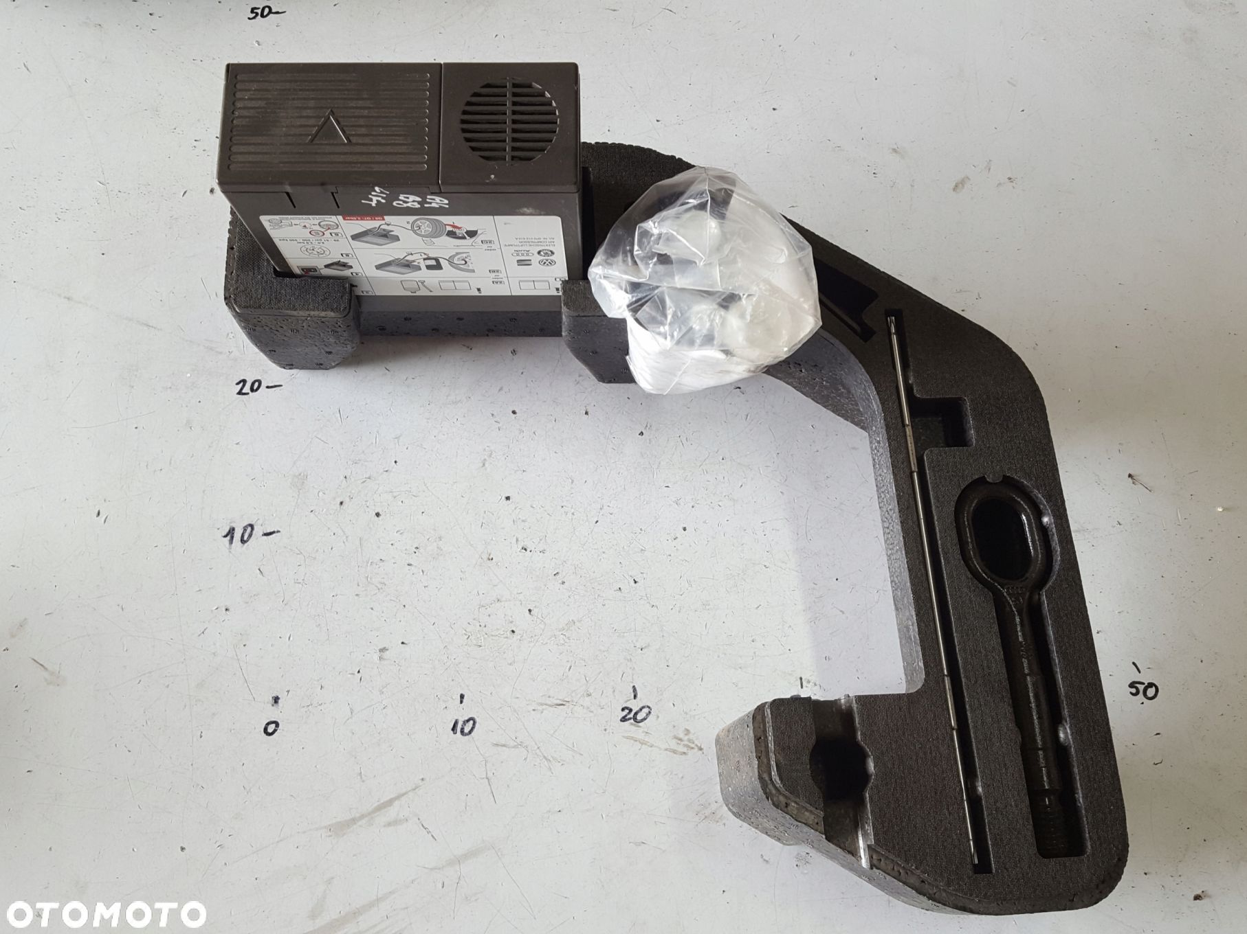 AUDI A4 B8 SEDAN POMPKA UCHO STYROPIAN BAGAŻNIKA ZESTAW NAPRAWCZY W KOŁO - 1