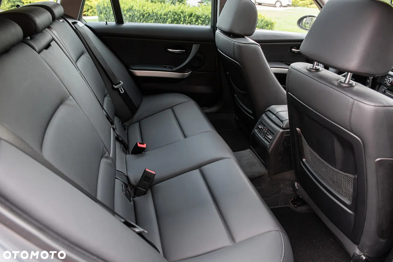 BMW Seria 3 325i Touring - 30
