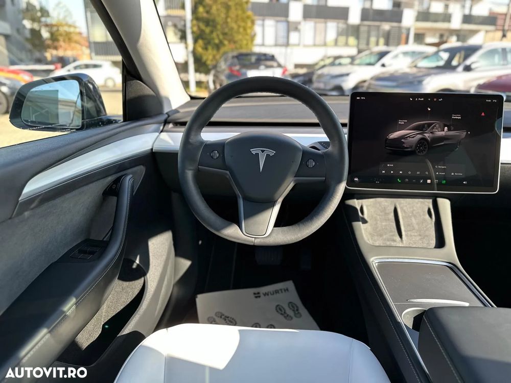 Tesla Model Y - 8