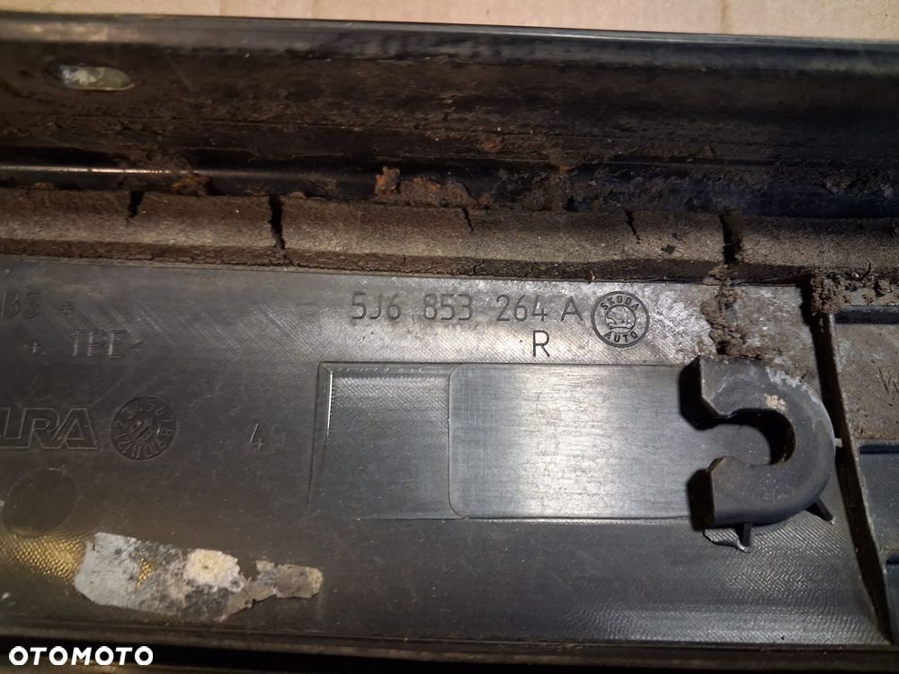 Osłona słupka SKODA FABIA II ROOMSTER OE prawa lewa czarna OE - 7