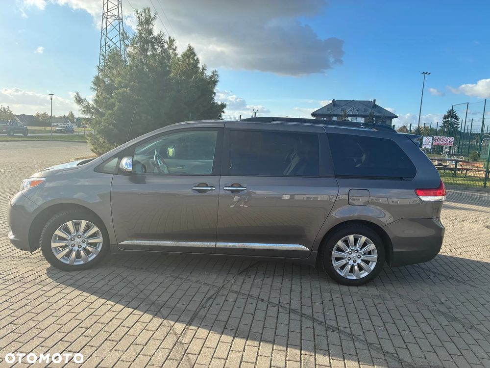 Toyota Sienna 2012 photo 4