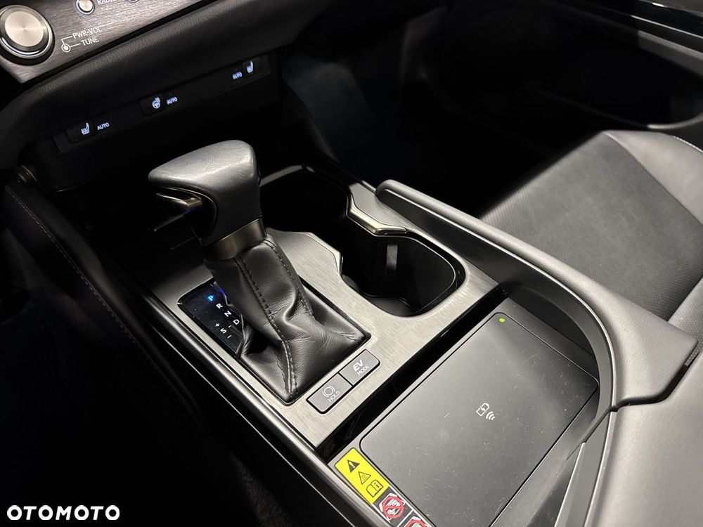 Lexus ES 300h Business Edition - 27