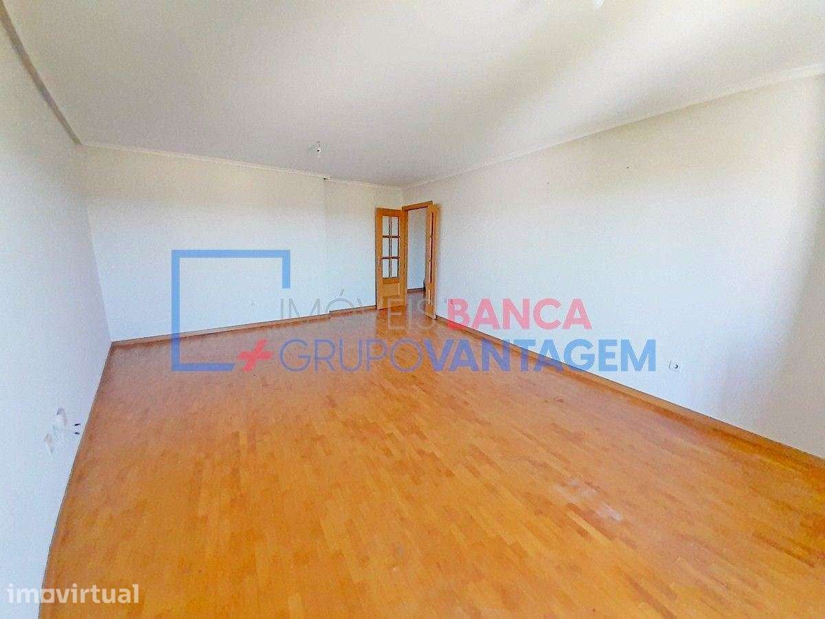 Apartamento T2 com  110 m2 situado em Alhos Vedros (Moita) - Grande imagem: 2/18