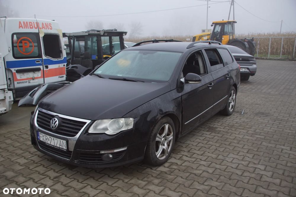 Auto na części - Volkswagen Passat B6 Lift 1.6 TDI 105 KM CAYC MDM L041 2010R Silnik Skrzynia Drzwi Maska Zderzak Błotnik Klapa Lampa Lusterko Klamka Deska Kokpit Sterownik Moduł Czujnik Licznik Kierownica Panel Wyświetlacz - 1