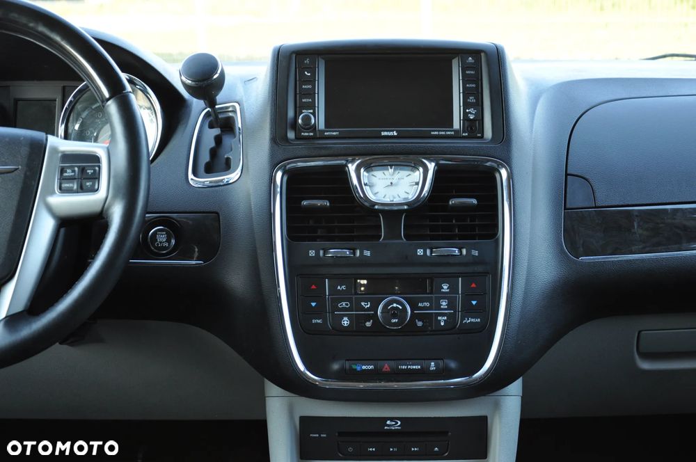 Chrysler Town & Country 3.6 Limited - 17