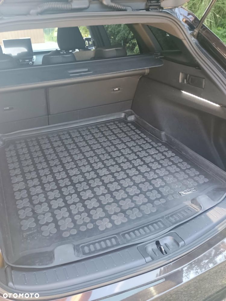 Suzuki Swace 1.8 Hybrid Premium Plus CVT - 11