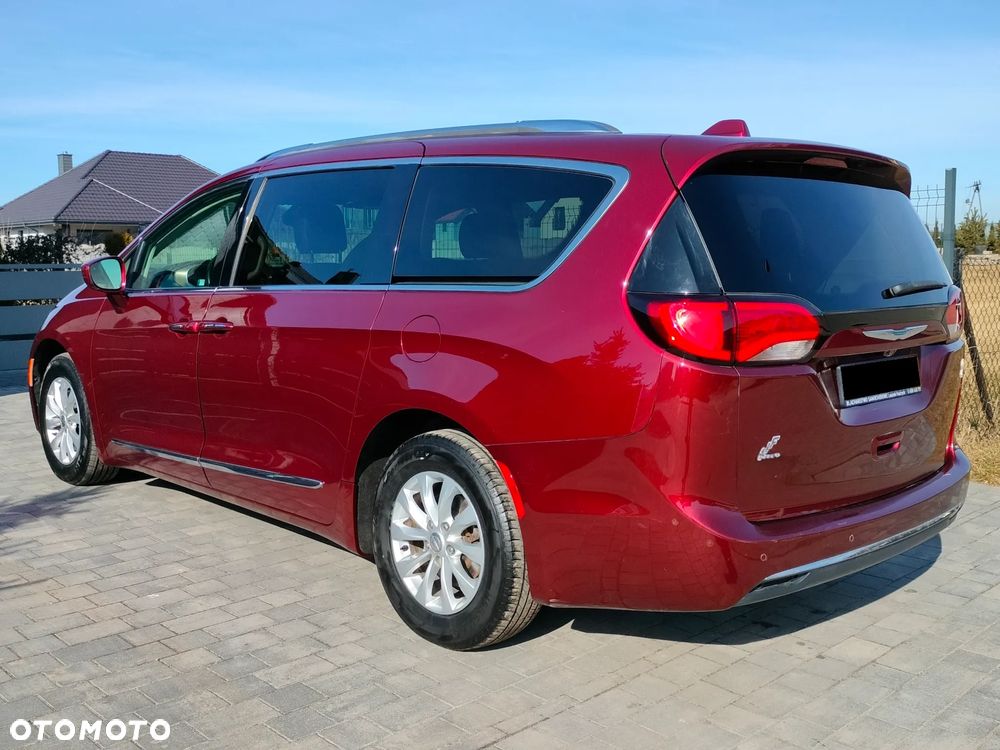 Chrysler Pacifica - 4