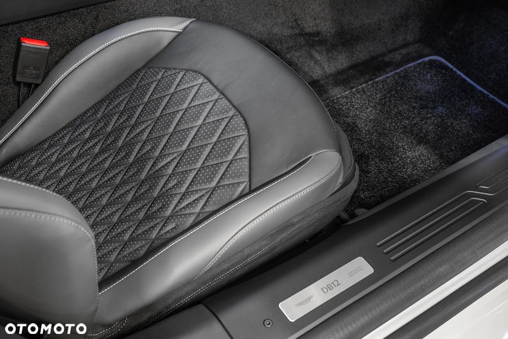 Aston Martin DB12 - 15