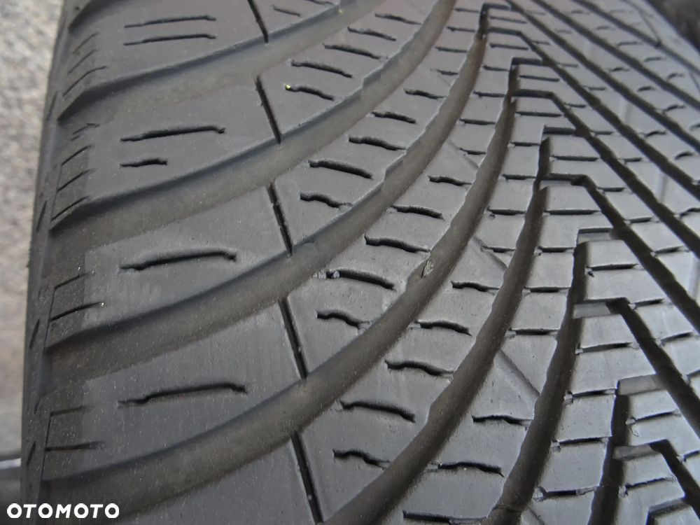 235/45/ZR18 98V Kumho Solus 4S HA32 - 3