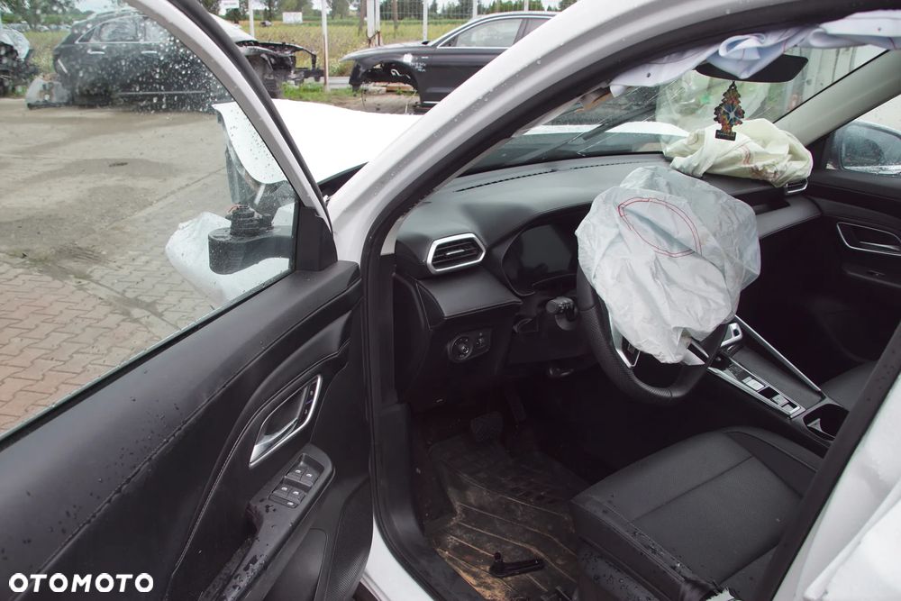 Auto na części - MG ZS II 1.5 HEV+ 197 KM 15FHC DHT 5WSB 2026R Silnik Skrzynia Bateria Drzwi Błotnik Zderzak Lampa Lusterko Klamka Szyba Deska Kokpit Sterownik Moduł Czujnik Licznik Wyświetlacz Panel Kierownica - 12