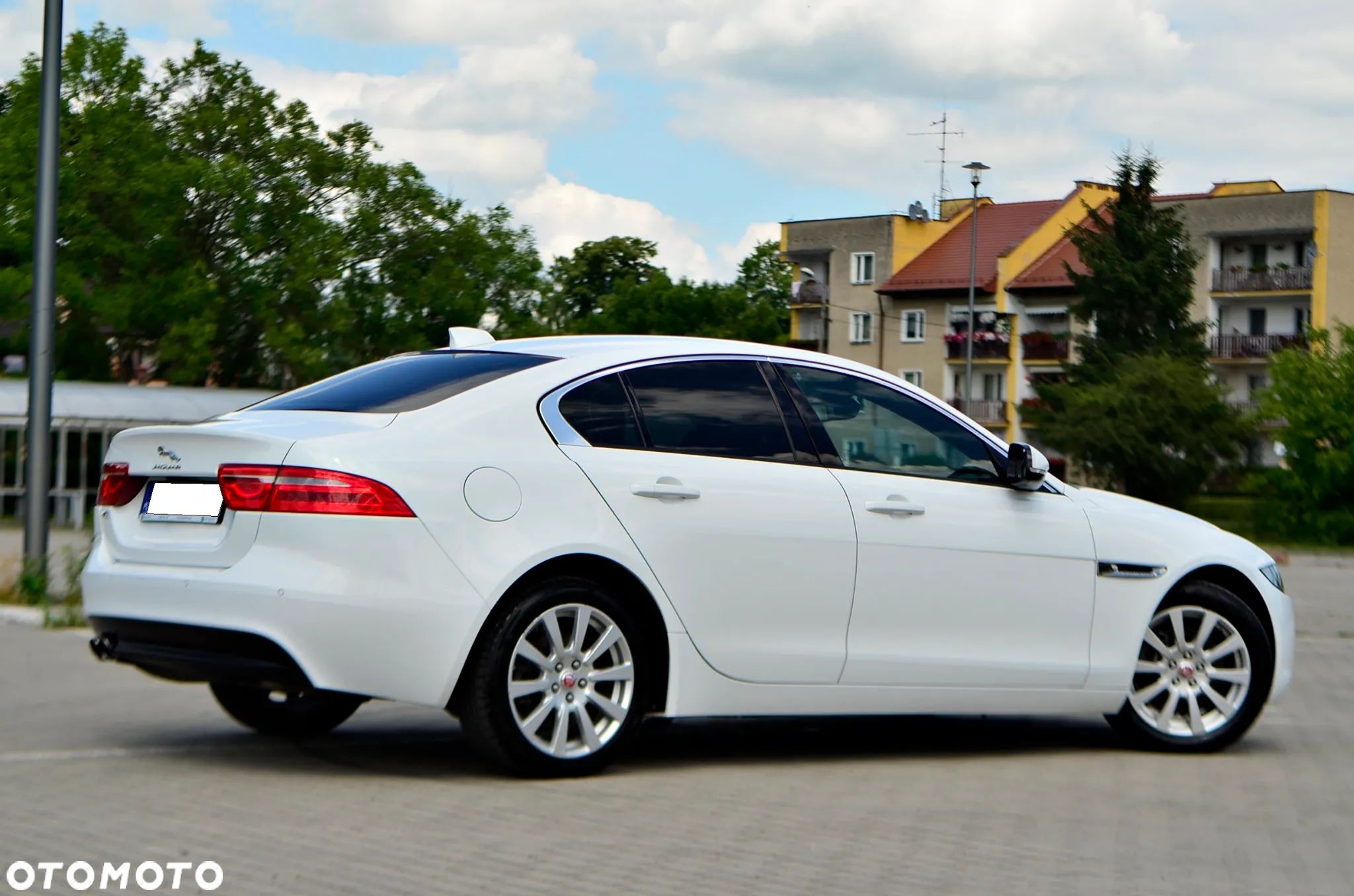 Jaguar XE 2.0 D Prestige - 11