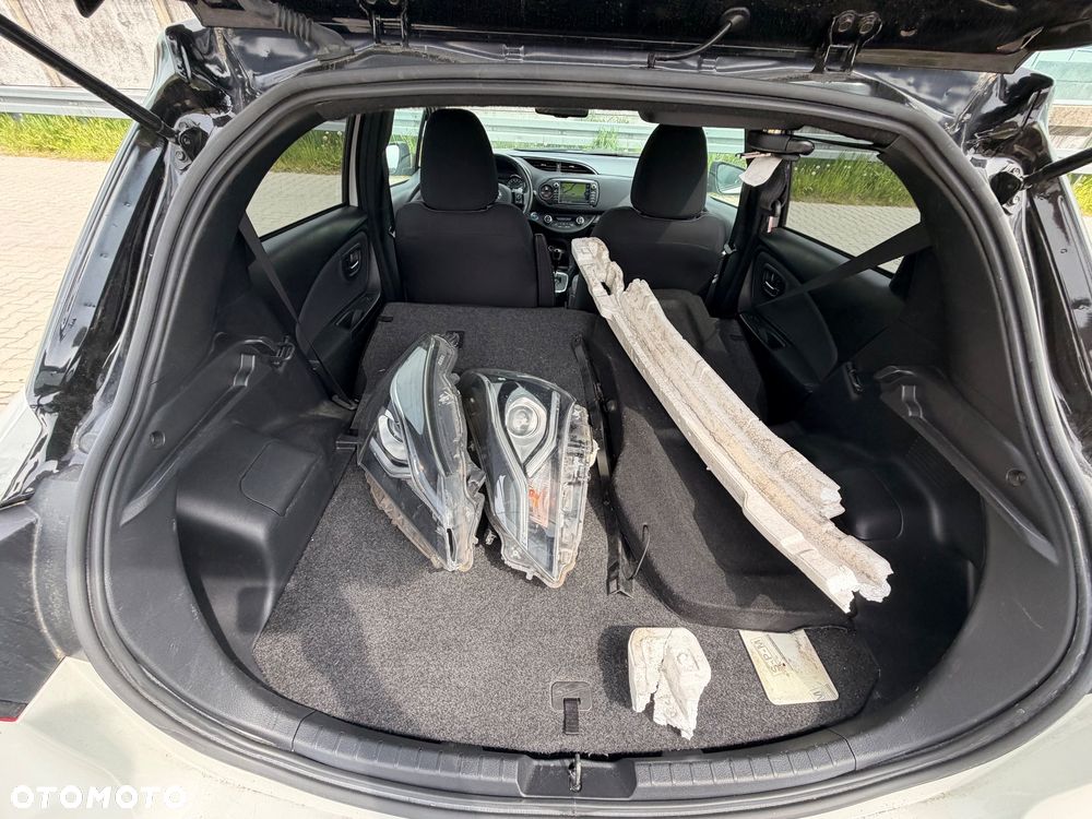 Toyota Yaris Hybrid 100 Business Edition - 19