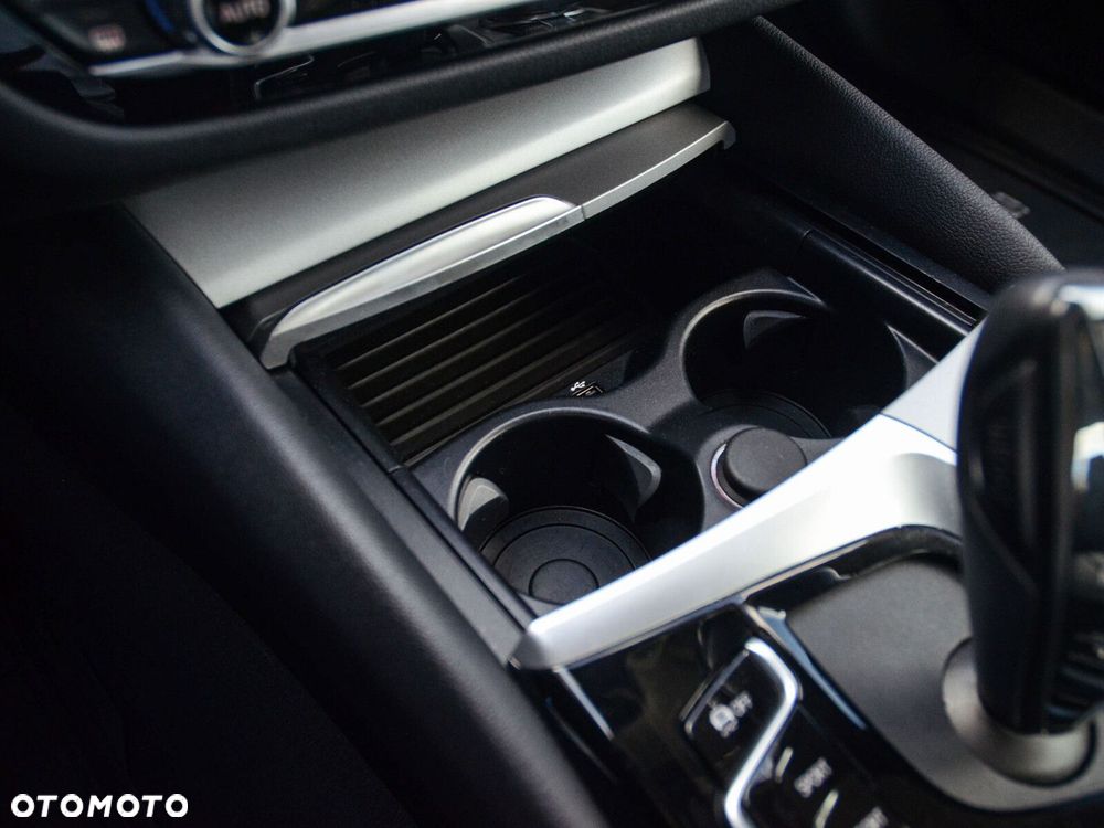 BMW Seria 5 518d mHEV - 26