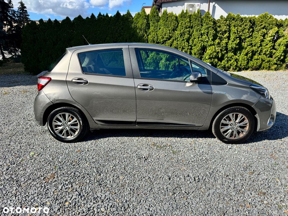 Toyota Yaris Hybrid 100 Business Edition - 2