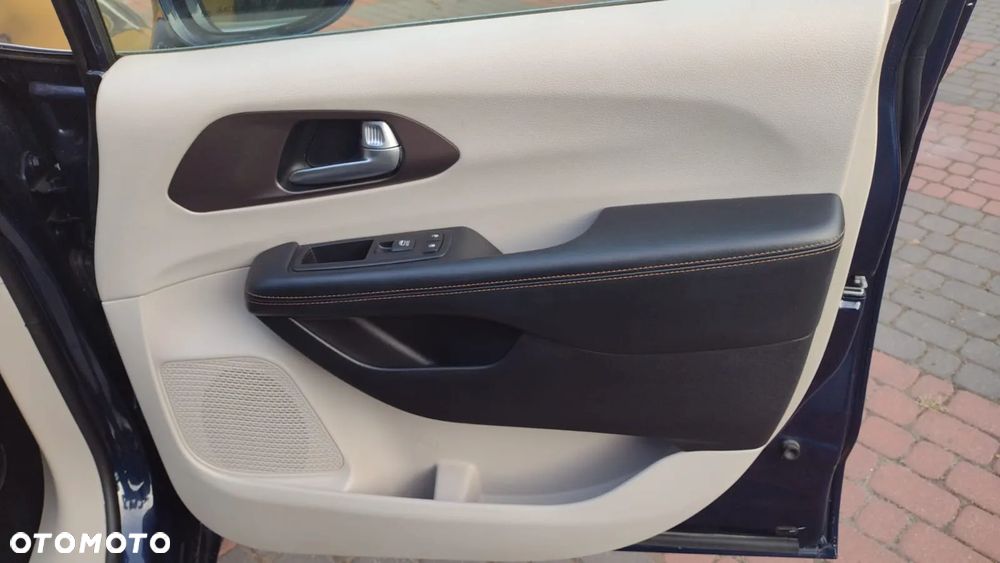 Chrysler Pacifica - 23