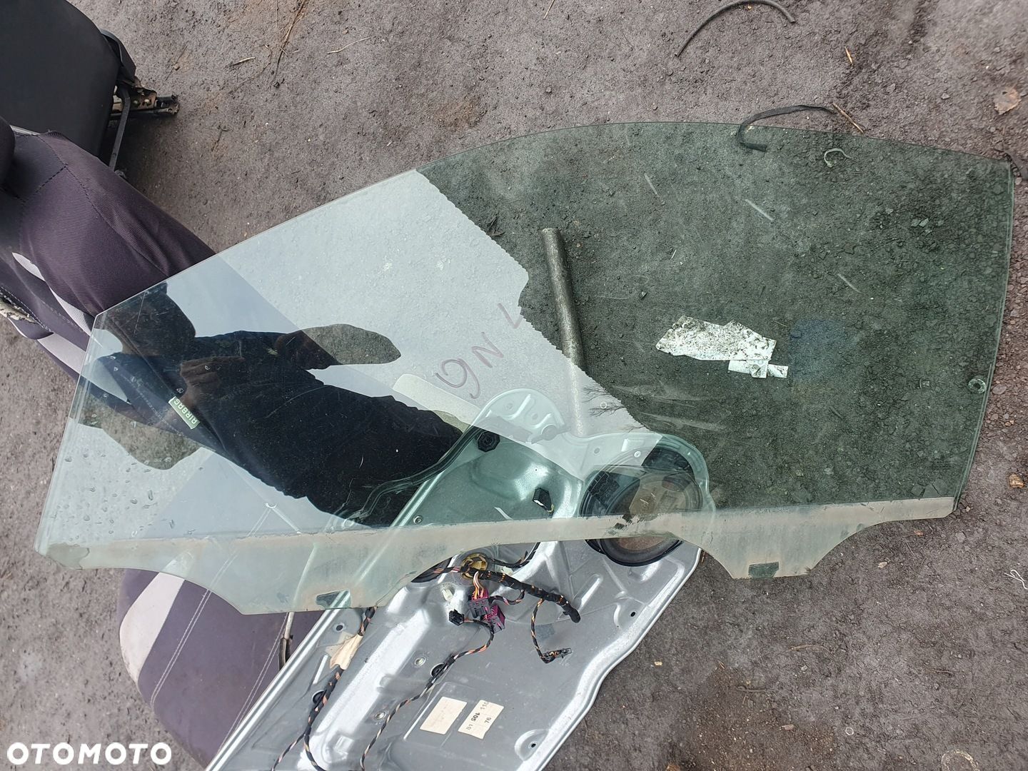 SZYBA Z DRZWI LEWY PRZÓD PRZEDNIA LEWA Volkswagen POLO 9N 03r 3D 1.4 BENZ - 1