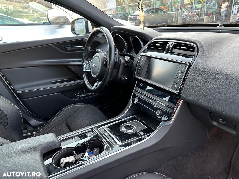 Jaguar XE 2.0 R-Sport - 8