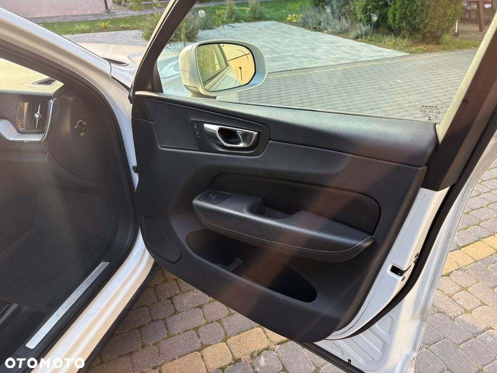 Volvo XC 60 T5 AWD R-Design - 16