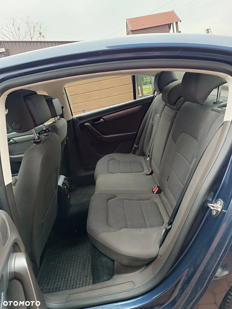 Volkswagen Passat 2.0 TDI Comfortline - 11