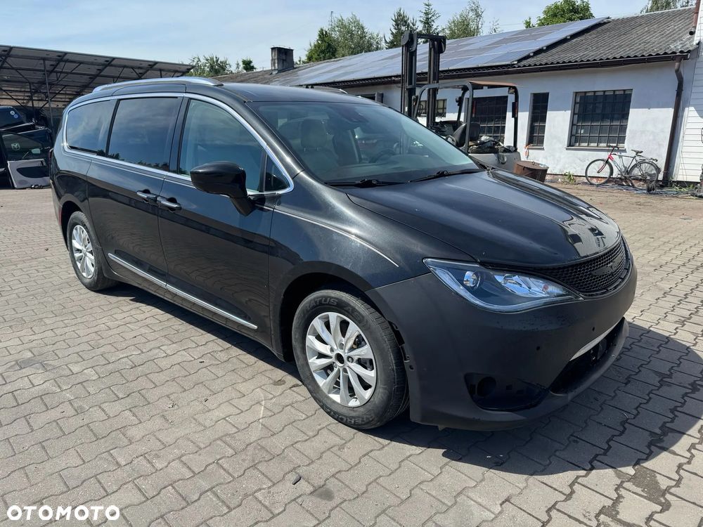 Chrysler Pacifica - 5
