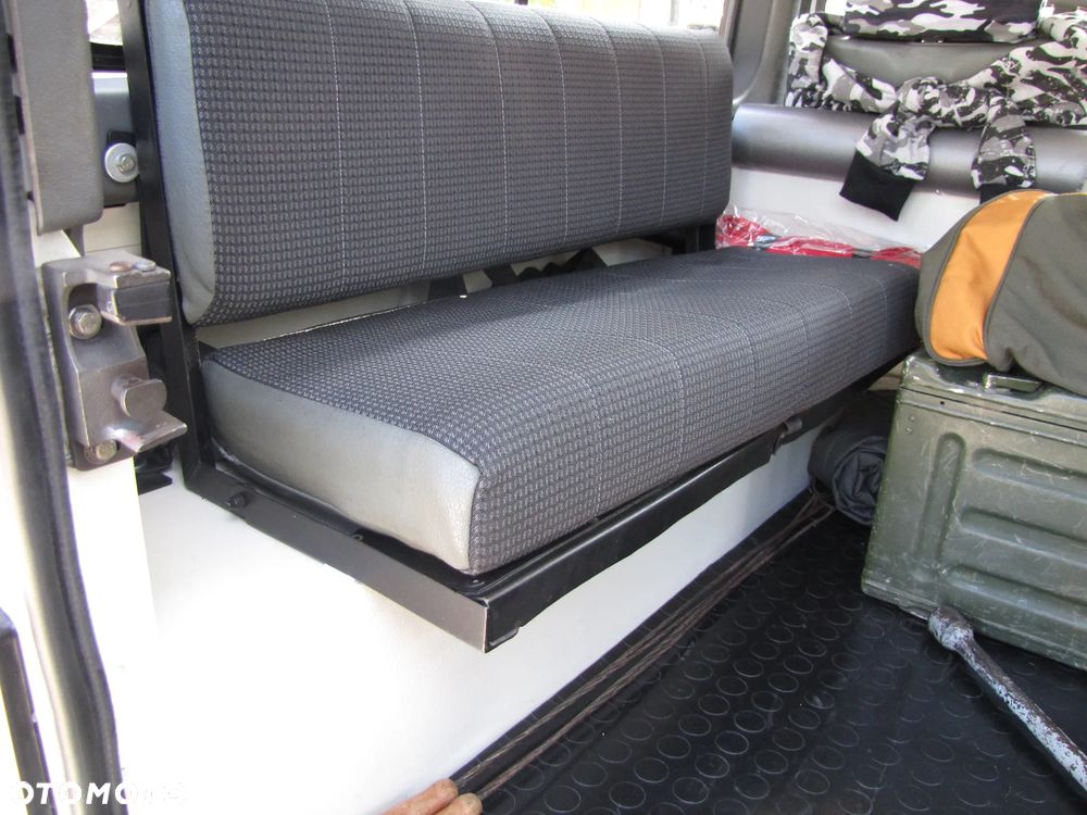 Land Rover Defender - 24