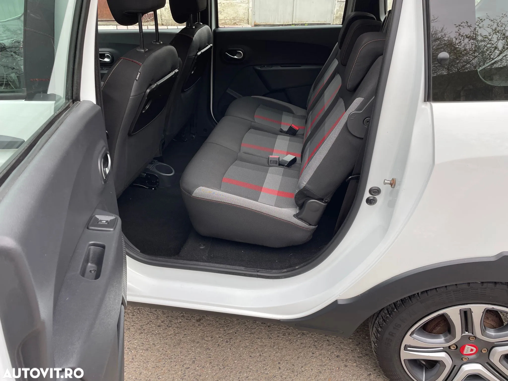 Dacia Lodgy TCe 130 GPF Stepway - 15