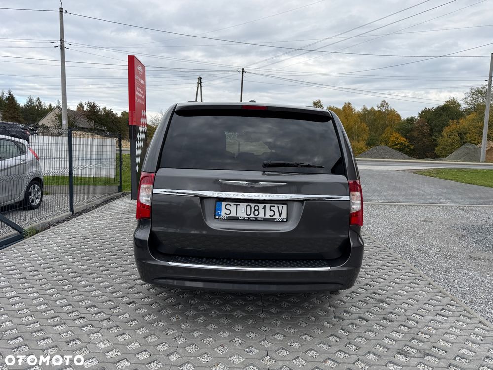 Chrysler Town & Country - 16