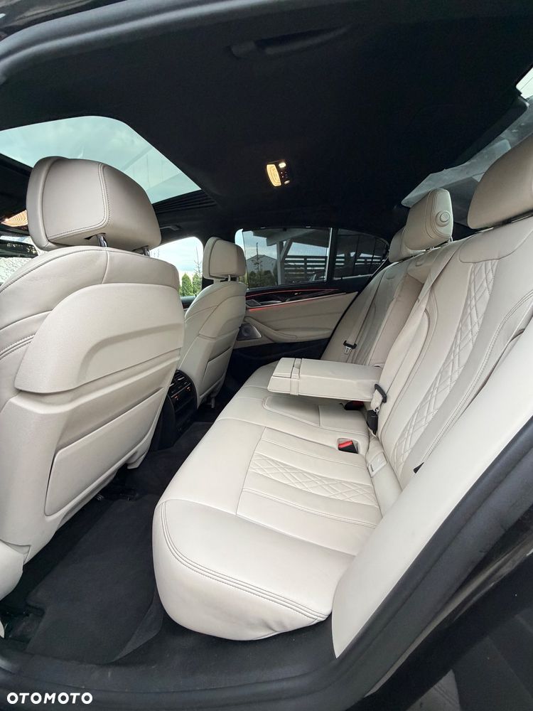 BMW Seria 5 M550i xDrive - 7