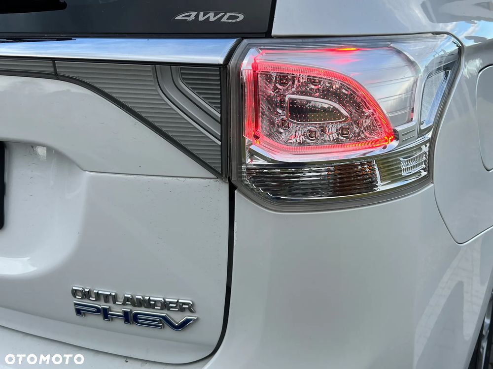 Mitsubishi Outlander 2.0 4WD Plus - 29