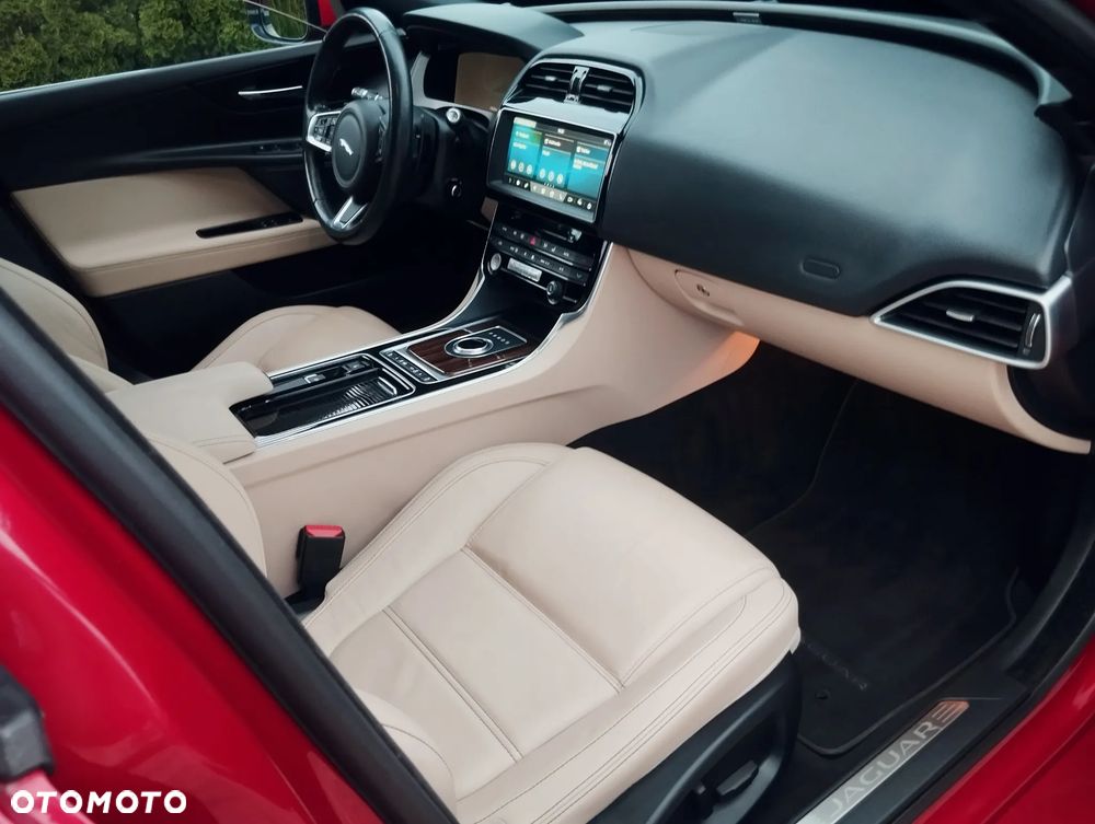 Jaguar XE 20t R-Sport - 8