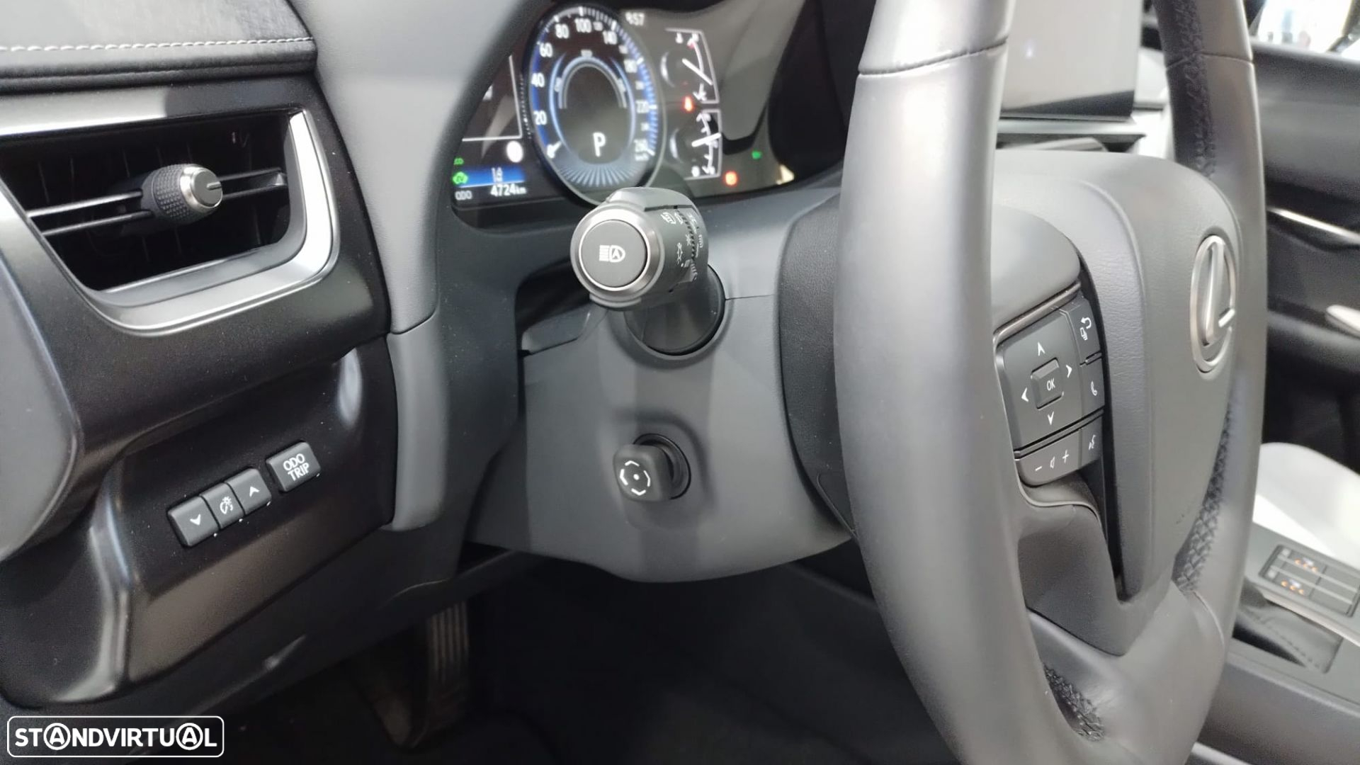 Lexus ux-250h Sport - 22