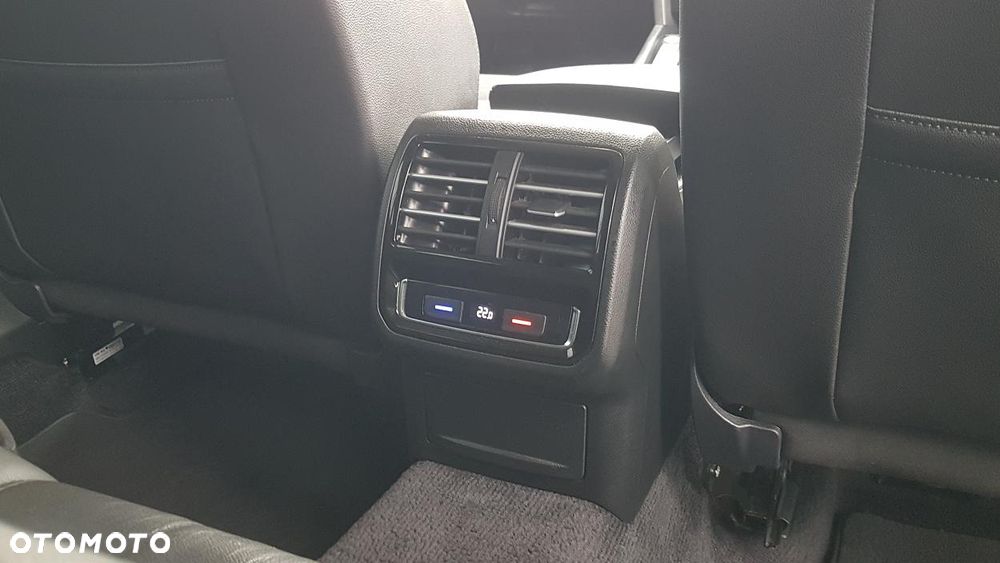 Volkswagen Passat Variant 2.0 TDI SCR DSG Highline - 30