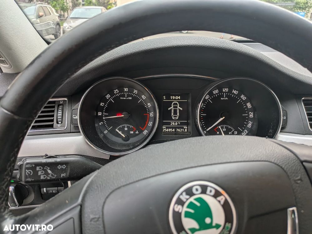 Skoda Superb 2.0 TDI DPF Elegance - 8