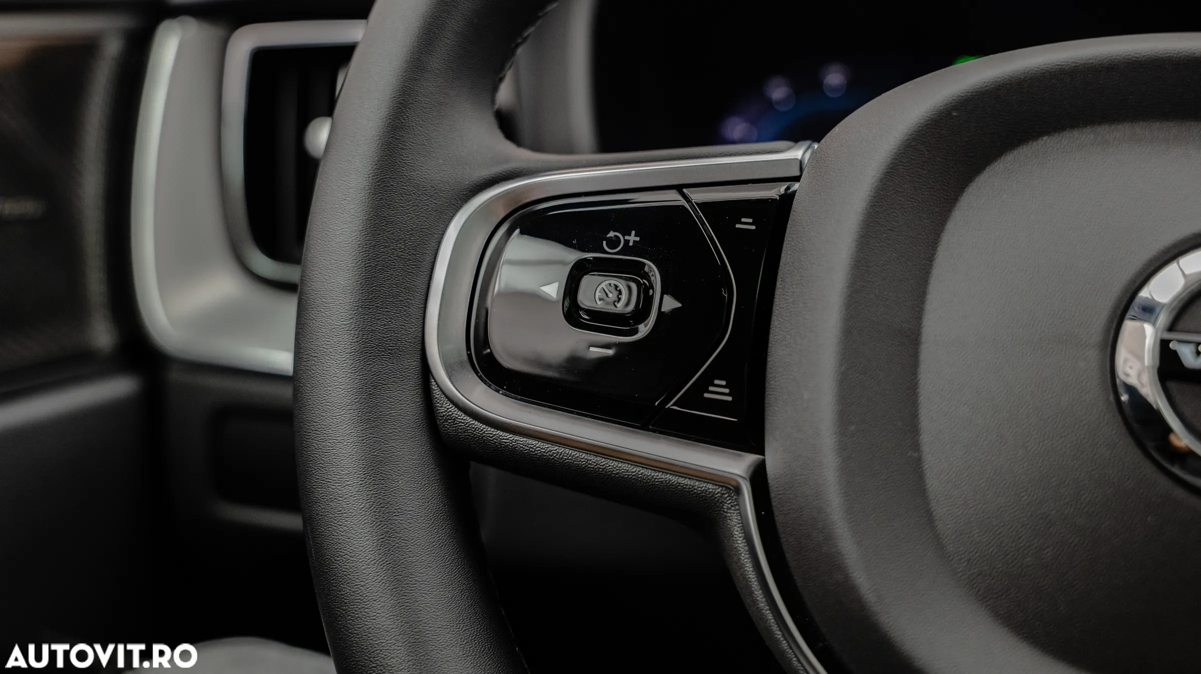 Volvo XC 60 B4 MHEV AT AWD Plus Dark - 40