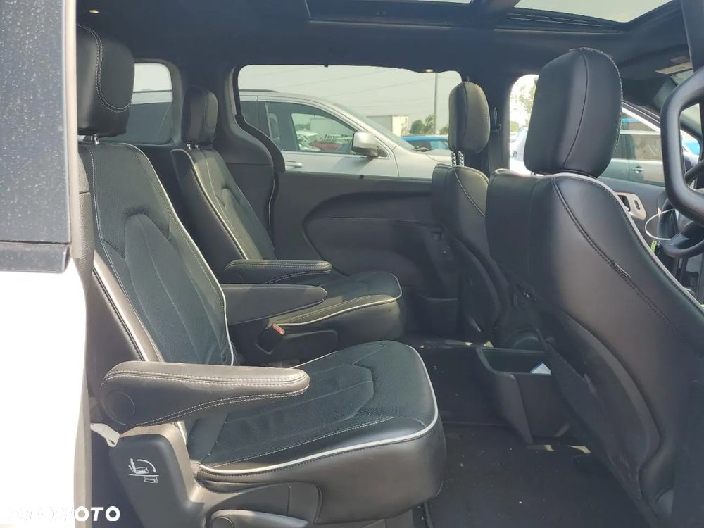 Chrysler Pacifica - 12