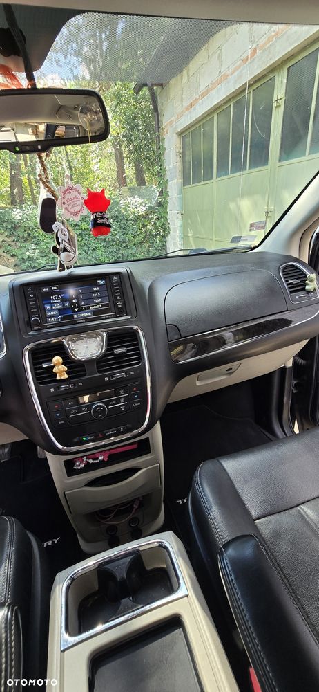 Chrysler Town & Country - 6