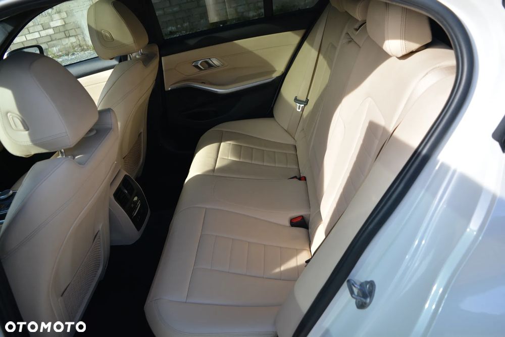 BMW Seria 3 330i xDrive Sport Line sport - 22