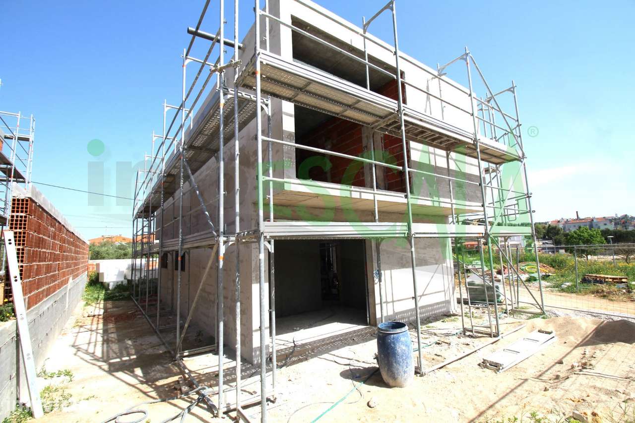 Moradia de linhas modernas em Santarém - Grande imagem: 2/32